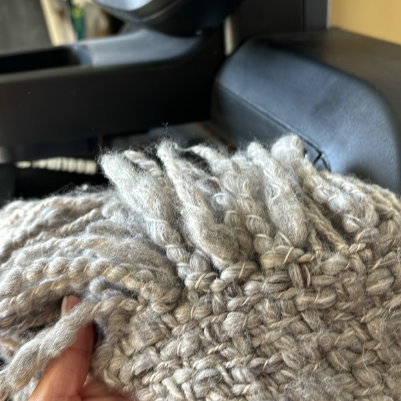 Manos Del Uruguay fringe wrap - Picture 4 of 7